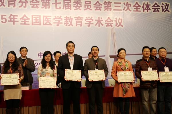 前排左四为周建裕