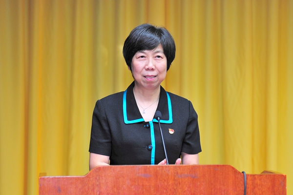 校党委副书记张潍华主持报告会