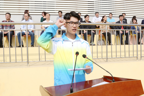 裁判员代表李知非宣誓