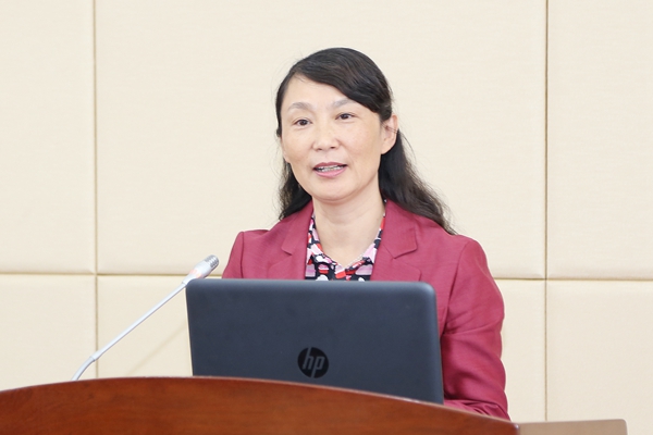 校长管英俊代表学校作表态发言