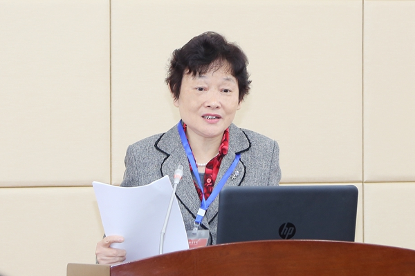 专家组组长、汕头大学杨棉华教授宣读《潍坊医学院临床医学专业初步认证报告》