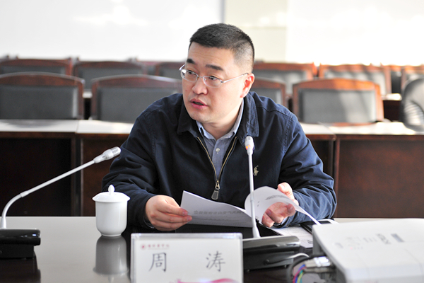 省委组织部干部四处调研员周涛宣读省委文件