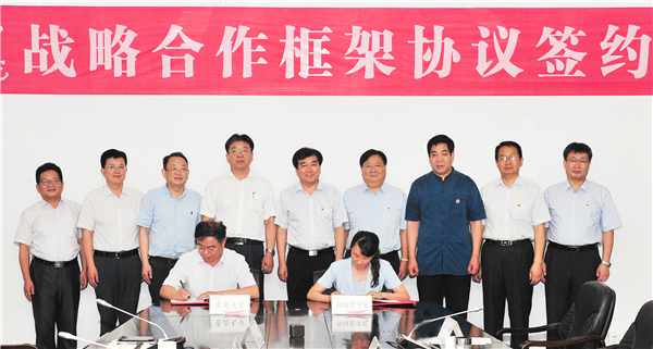 校长管英俊与夏东伟代表两校共同签署“潍坊医学院—青岛大学战略合作框架协议