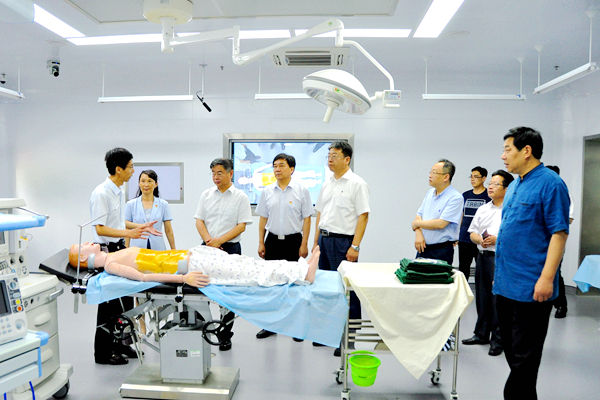 夏东伟一行参观beat365国家级虚拟仿真实验教学中心