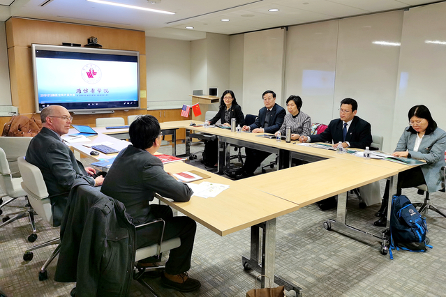 与哈森大学校方代表洽谈