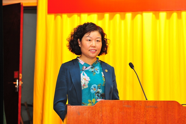 教师代表张维芬发言