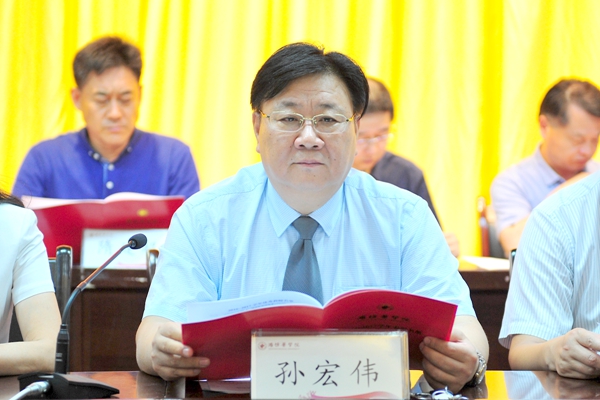 副校长孙宏伟宣读受上级表彰的先进集体、个人名单