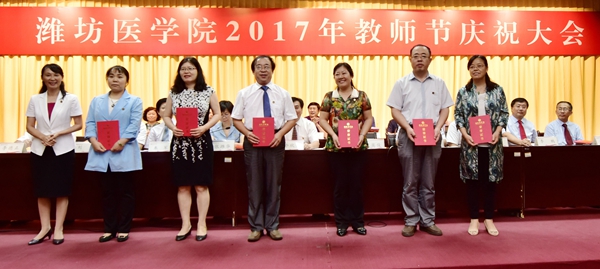 管英俊向获得“教学名师”荣誉称号的教师颁发证书