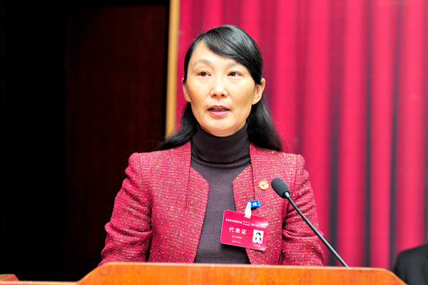 校党委副书记、校长管英俊作校长工作报告