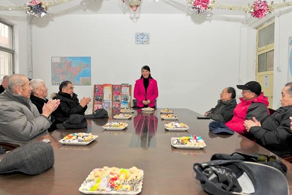 校长管英俊与离退休老同志座谈