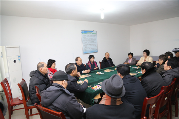 校党委副书记张潍华与离退休老同志座谈