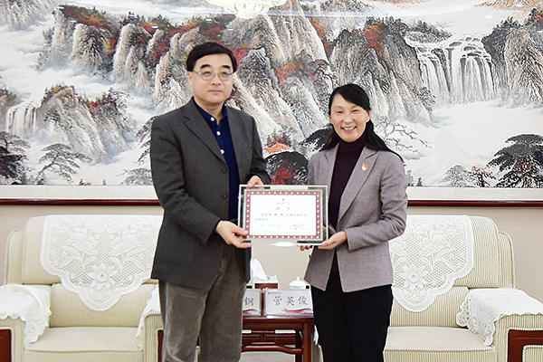 校长管英俊为张钢颁发聘书