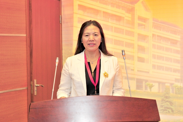 山东省医学会麻醉专业委员会主委王月兰教授致辞并作报告