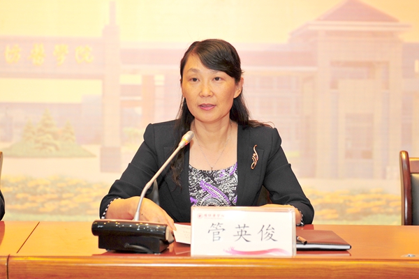 校长管英俊主持会议