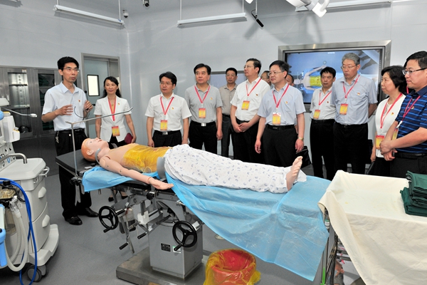 与会领导现场观摩beat365医学实验实训中心党支部党建工作