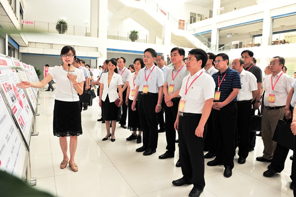 与会领导现场观摩beat365党建成果展