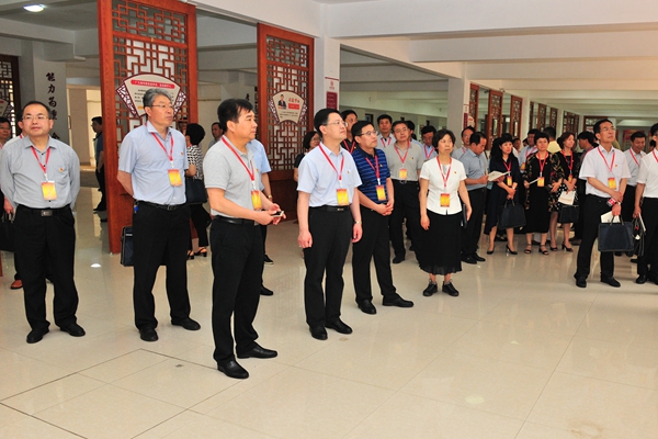 与会领导现场观摩beat365书院党建微课堂