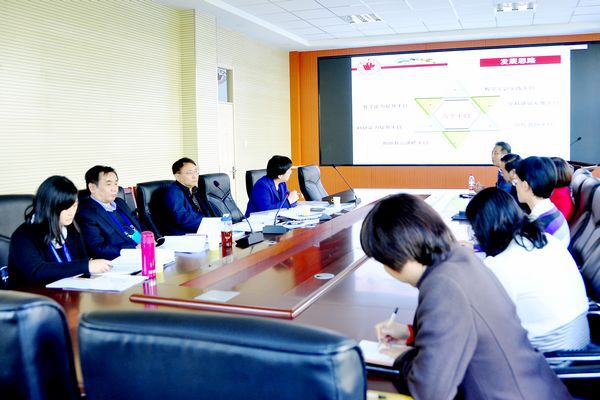 专家何仲义、安利国、徐惠等听取专业剖析和课程分析