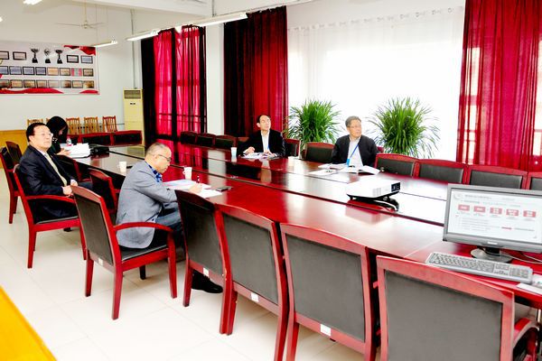 专家武继彪、姜振家、葛正龙听取专业剖析和课程分析