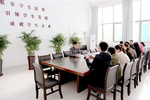 专家石岩主持召开学生座谈会