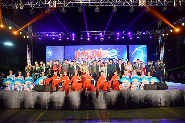 校领导与晚会演出人员合影