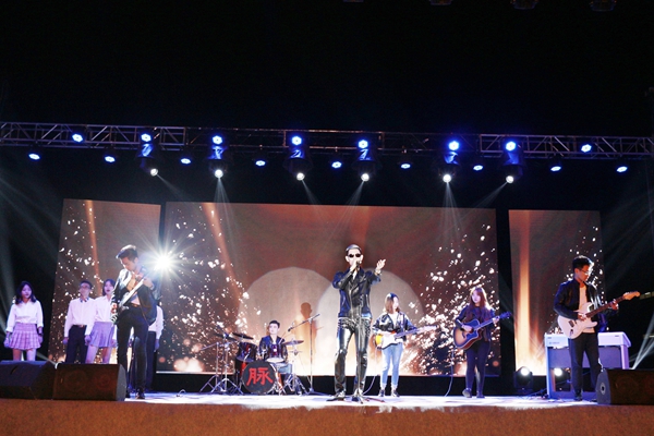 乐队表演《我们的梦》