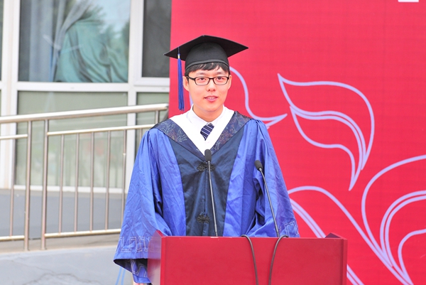毕业研究生代表钮昆发言
