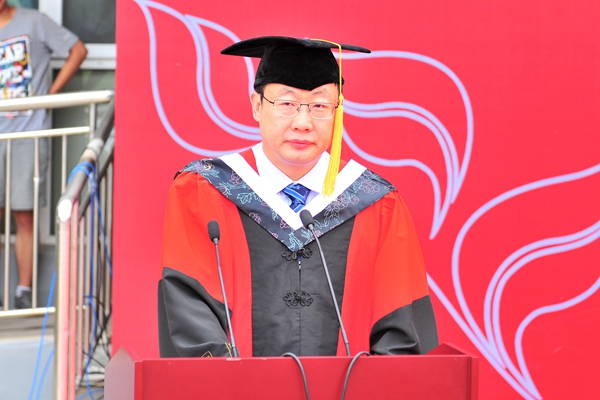 校学位评定委员会副主席、副校长刘军主持毕业典礼