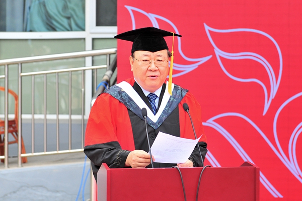 校学位评定委员会副主席、副校长孙宏伟宣读《潍坊医学院2018届省级优秀毕业生名单》、《关于授予陈晓丽等2人博士学位、授予孙静等527人硕士学位的决定》