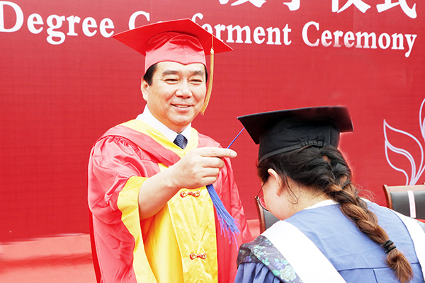 校党委书记李欣章为毕业生扶正流苏