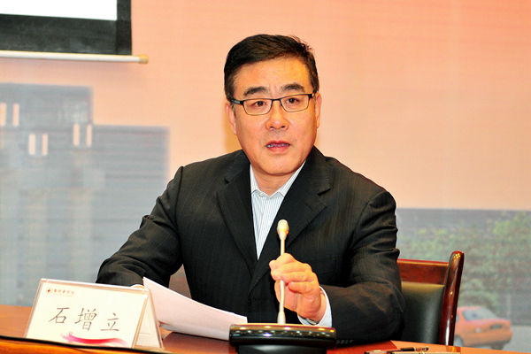 校党委书记石增立主持报告会
