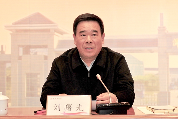 潍坊市委书记、市人大常委会主任刘曙光作报告