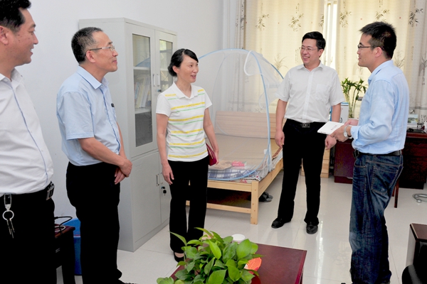 校领导了解“第一书记”生活情况