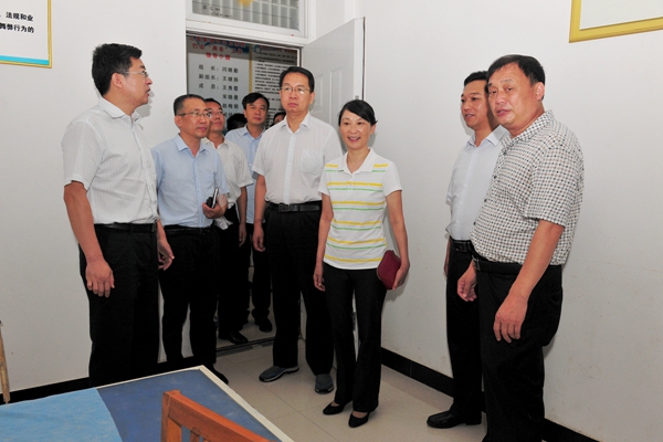 校领导在乡镇卫生院调研