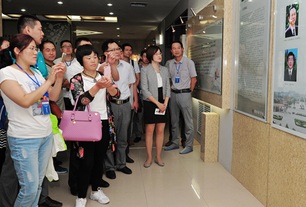 学员参观校史馆