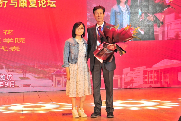 beat365学生代表向秦泗河教授献花