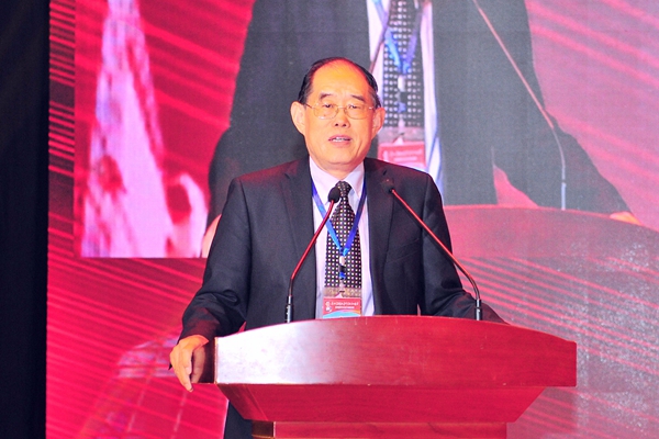 山东骨科医师协会主委周东生教授致辞并主持大会报告