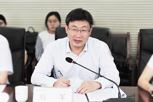 副校长刘军主持会议
