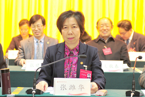 大会主席团副主席、大会秘书长、校党委副书记张潍华主持会议