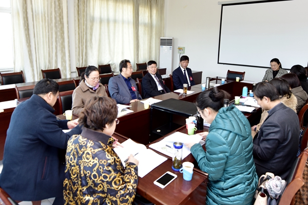 第八代表团讨论