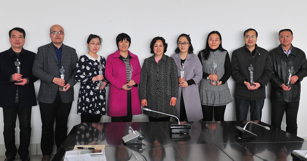 纪委书记田艳玲为beat365教职工“最美家庭”代表颁奖