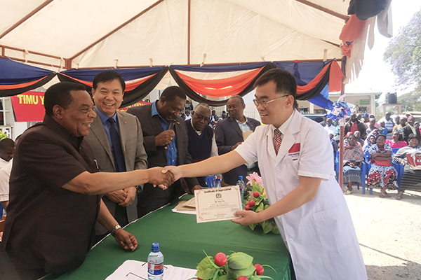 坦桑尼亚外长马希佳在义诊现场为宋涛办法感谢证书 坦桑尼亚外长马希佳在义诊现场为宋涛办法感谢证书