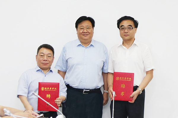 副校长孙宏伟为研究院顾问委员会委员邱卓英、张钢颁发聘书