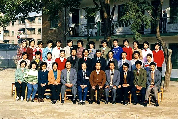 在上世纪80年代，谢立信教授在潍坊医学院培养了最早一批眼科医疗团队