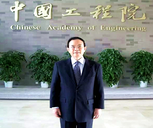 2001年谢立信教授当选中国工程院院士
