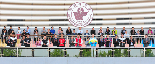 学生男子组团体总分前八名颁奖仪式