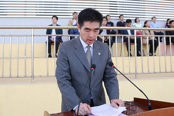 运动会总裁判长宋文民宣布了比赛成绩和优秀组织奖、体育道德风尚奖获奖名单