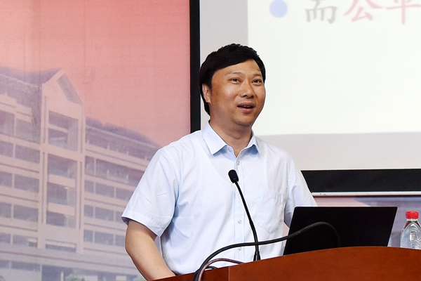 赖绍聪教授作报告