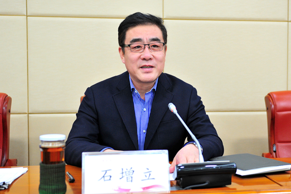 校党委书记石增立主持会议并讲话