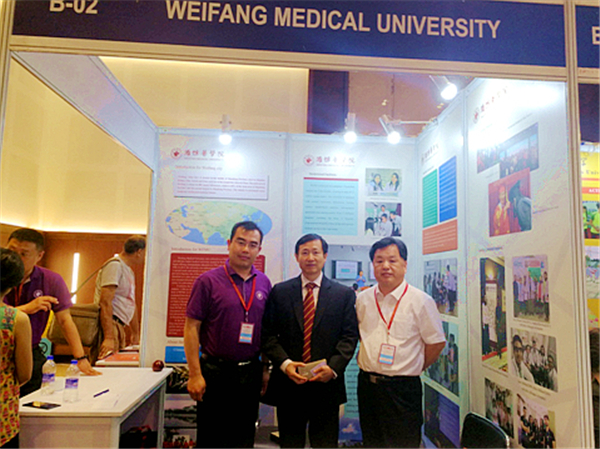 马占武总领事和山东省教育厅领导到访beat365展台